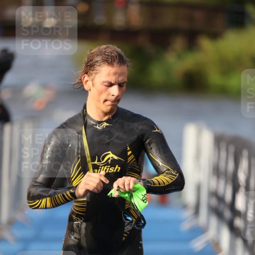 25.08.2024 - Elbe Triathlon Hamburg H.Heesch http://msf.ph/oto/6835820 25.08.2024 08:35:20 Schwimmen 41, 59, 74 meine-sportfotos.de