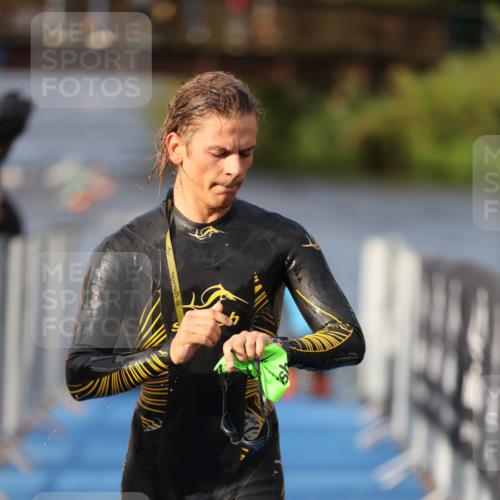 25.08.2024 - Elbe Triathlon Hamburg H.Heesch http://msf.ph/oto/6835826 25.08.2024 08:35:20 Schwimmen 41, 59, 74 meine-sportfotos.de