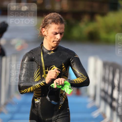 25.08.2024 - Elbe Triathlon Hamburg H.Heesch http://msf.ph/oto/6835832 25.08.2024 08:35:20 Schwimmen 41, 59, 74 meine-sportfotos.de