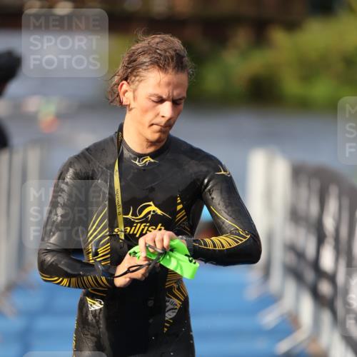 25.08.2024 - Elbe Triathlon Hamburg H.Heesch http://msf.ph/oto/6835845 25.08.2024 08:35:20 Schwimmen 41, 59, 74 meine-sportfotos.de