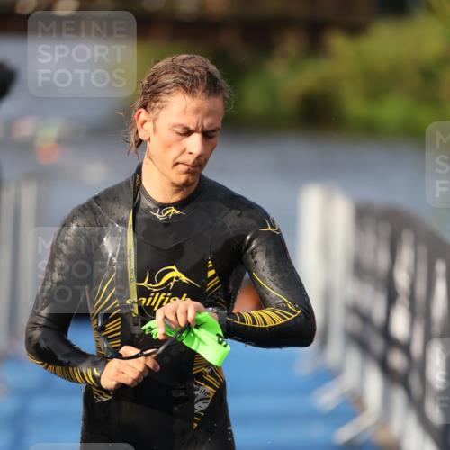 25.08.2024 - Elbe Triathlon Hamburg H.Heesch http://msf.ph/oto/6835849 25.08.2024 08:35:20 Schwimmen 41, 59, 74 meine-sportfotos.de