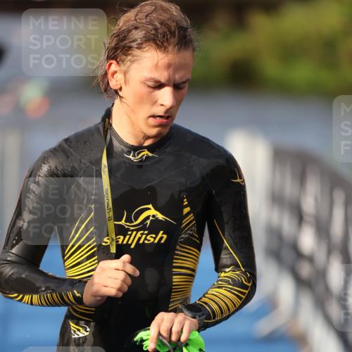 25.08.2024 - Elbe Triathlon Hamburg H.Heesch http://msf.ph/oto/6835852 25.08.2024 08:35:20 Schwimmen 41, 59, 74 meine-sportfotos.de
