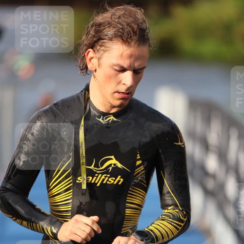 25.08.2024 - Elbe Triathlon Hamburg H.Heesch http://msf.ph/oto/6835865 25.08.2024 08:35:20 Schwimmen 41, 59, 74 meine-sportfotos.de