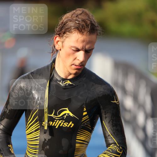25.08.2024 - Elbe Triathlon Hamburg H.Heesch http://msf.ph/oto/6835876 25.08.2024 08:35:21 Schwimmen 41, 59, 74 meine-sportfotos.de