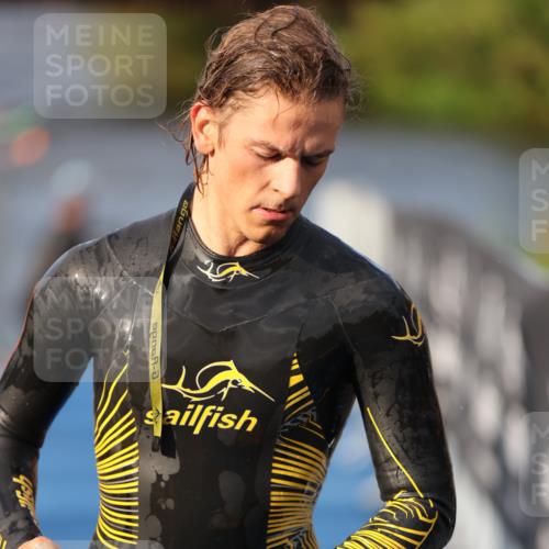25.08.2024 - Elbe Triathlon Hamburg H.Heesch http://msf.ph/oto/6835882 25.08.2024 08:35:21 Schwimmen 41, 59, 74 meine-sportfotos.de