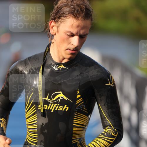 25.08.2024 - Elbe Triathlon Hamburg H.Heesch http://msf.ph/oto/6835892 25.08.2024 08:35:21 Schwimmen 41, 59, 74 meine-sportfotos.de