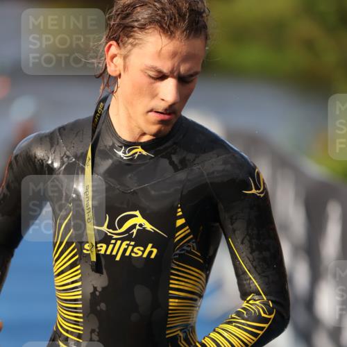 25.08.2024 - Elbe Triathlon Hamburg H.Heesch http://msf.ph/oto/6835898 25.08.2024 08:35:21 Schwimmen 41, 59, 74 meine-sportfotos.de