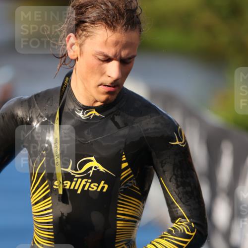 25.08.2024 - Elbe Triathlon Hamburg H.Heesch http://msf.ph/oto/6835903 25.08.2024 08:35:21 Schwimmen 41, 59, 74 meine-sportfotos.de