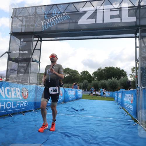 25.08.2024 - Elbe Triathlon Hamburg H.Heesch http://msf.ph/oto/6836023 25.08.2024 10:15:12 Ziel 100 meine-sportfotos.de