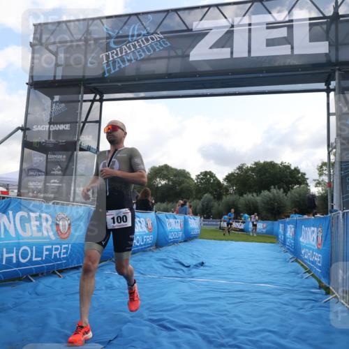 25.08.2024 - Elbe Triathlon Hamburg H.Heesch http://msf.ph/oto/6836036 25.08.2024 10:15:12 Ziel 100 meine-sportfotos.de