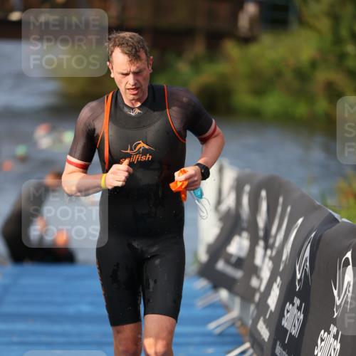 25.08.2024 - Elbe Triathlon Hamburg H.Heesch http://msf.ph/oto/6836052 25.08.2024 08:35:35 Schwimmen 41, 59, 74, 87 meine-sportfotos.de