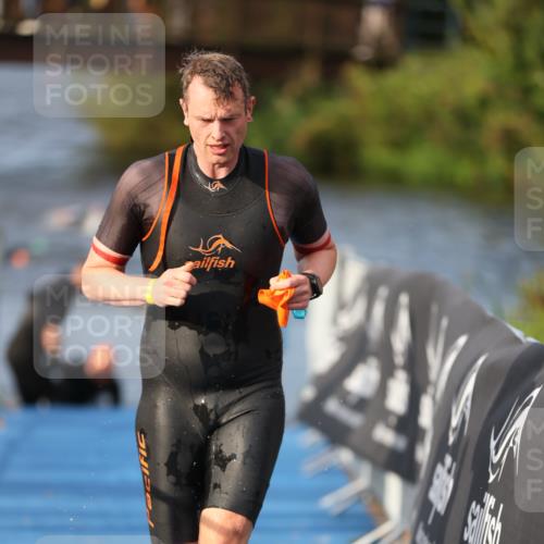 25.08.2024 - Elbe Triathlon Hamburg H.Heesch http://msf.ph/oto/6836075 25.08.2024 08:35:35 Schwimmen 41, 59, 74, 87 meine-sportfotos.de