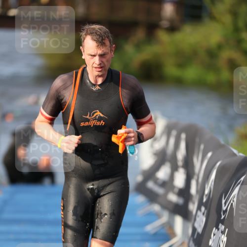25.08.2024 - Elbe Triathlon Hamburg H.Heesch http://msf.ph/oto/6836082 25.08.2024 08:35:35 Schwimmen 41, 59, 74, 87 meine-sportfotos.de