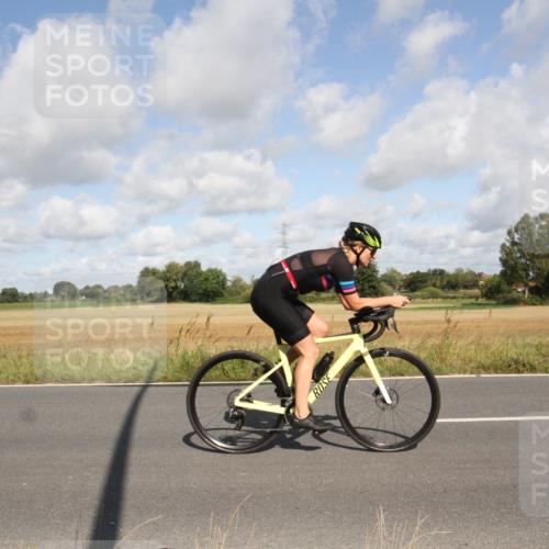 25.08.2024 - Elbe Triathlon Hamburg Fuchs,  Jonas http://msf.ph/oto/6836100 25.08.2024 10:27:08 Radfahren 498, 477, 562 meine-sportfotos.de