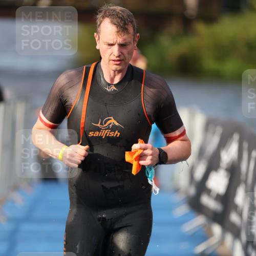 25.08.2024 - Elbe Triathlon Hamburg H.Heesch http://msf.ph/oto/6836125 25.08.2024 08:35:36 Schwimmen 41, 59, 74, 87 meine-sportfotos.de
