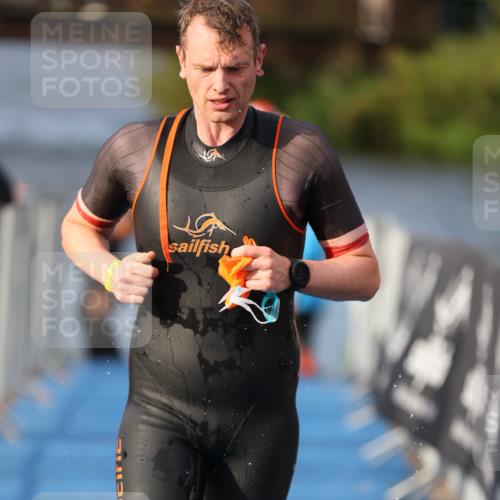 25.08.2024 - Elbe Triathlon Hamburg H.Heesch http://msf.ph/oto/6836133 25.08.2024 08:35:36 Schwimmen 41, 59, 74, 87 meine-sportfotos.de
