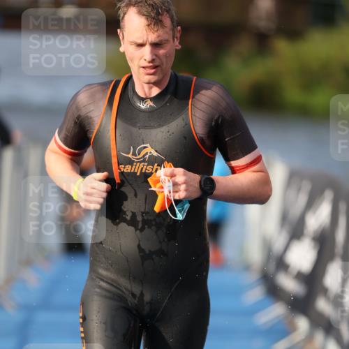 25.08.2024 - Elbe Triathlon Hamburg H.Heesch http://msf.ph/oto/6836141 25.08.2024 08:35:36 Schwimmen 41, 59, 74, 87 meine-sportfotos.de