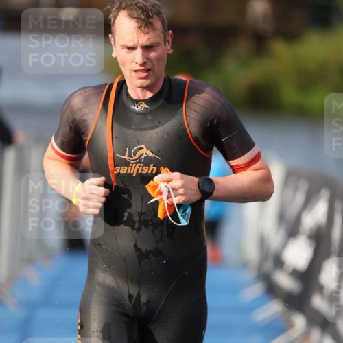 25.08.2024 - Elbe Triathlon Hamburg H.Heesch http://msf.ph/oto/6836146 25.08.2024 08:35:36 Schwimmen 41, 59, 74, 87 meine-sportfotos.de