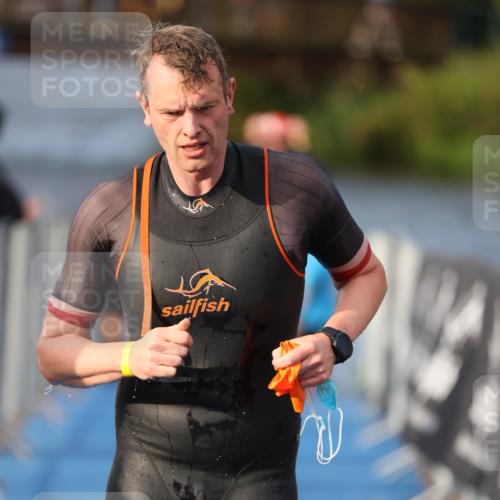 25.08.2024 - Elbe Triathlon Hamburg H.Heesch http://msf.ph/oto/6836159 25.08.2024 08:35:36 Schwimmen 41, 59, 74, 87 meine-sportfotos.de