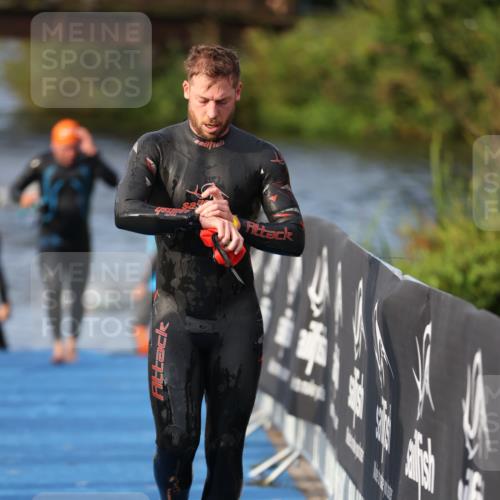 25.08.2024 - Elbe Triathlon Hamburg H.Heesch http://msf.ph/oto/6836176 25.08.2024 08:35:42 Schwimmen 59, 72, 74, 87, 98 meine-sportfotos.de