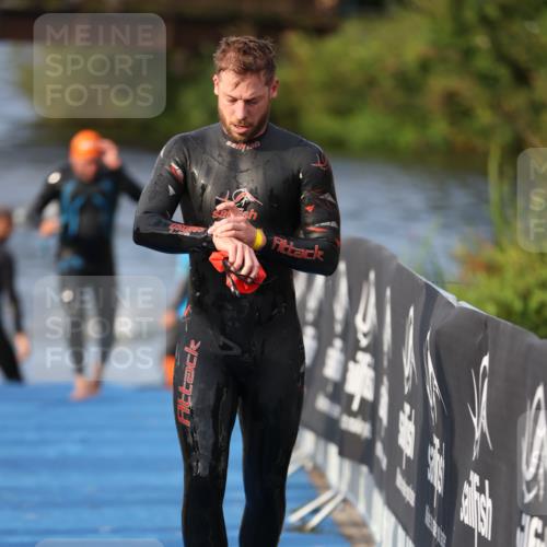 25.08.2024 - Elbe Triathlon Hamburg H.Heesch http://msf.ph/oto/6836186 25.08.2024 08:35:42 Schwimmen 59, 72, 74, 87, 98 meine-sportfotos.de