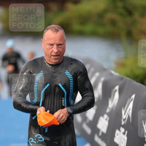 25.08.2024 - Elbe Triathlon Hamburg H.Heesch http://msf.ph/oto/6836347 25.08.2024 08:35:50 Schwimmen 59, 72, 87, 98 meine-sportfotos.de