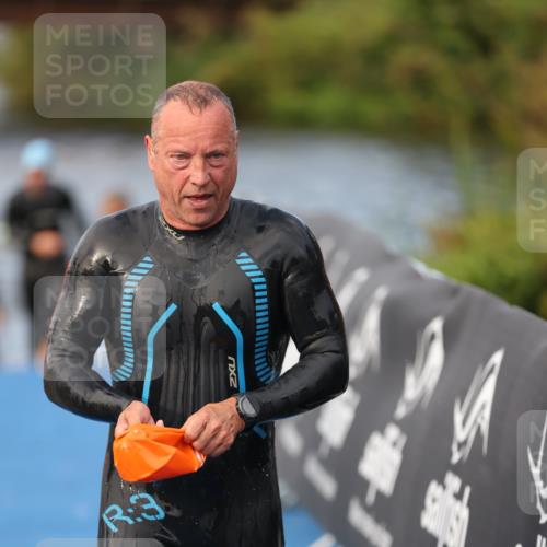 25.08.2024 - Elbe Triathlon Hamburg H.Heesch http://msf.ph/oto/6836352 25.08.2024 08:35:50 Schwimmen 59, 72, 87, 98 meine-sportfotos.de