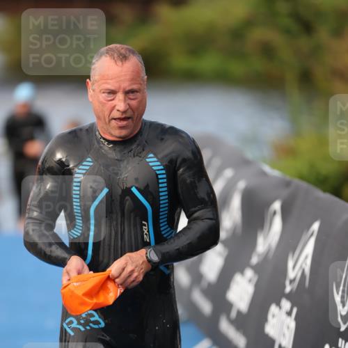 25.08.2024 - Elbe Triathlon Hamburg H.Heesch http://msf.ph/oto/6836356 25.08.2024 08:35:50 Schwimmen 59, 72, 87, 98 meine-sportfotos.de