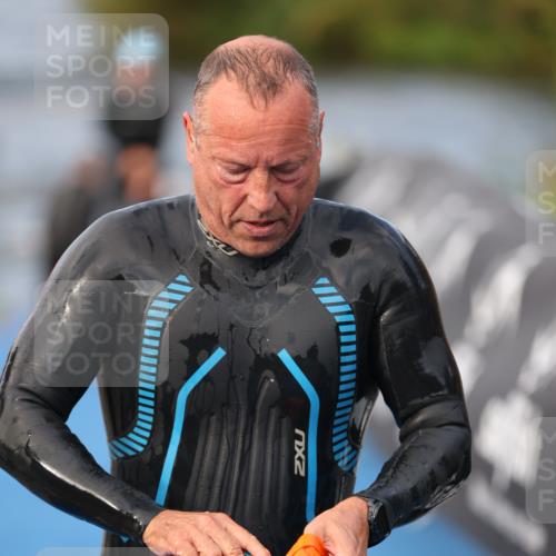 25.08.2024 - Elbe Triathlon Hamburg H.Heesch http://msf.ph/oto/6836428 25.08.2024 08:35:51 Schwimmen 45, 59, 72, 87, 98 meine-sportfotos.de