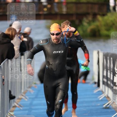 25.08.2024 - Elbe Triathlon Hamburg H.Heesch http://msf.ph/oto/6836529 25.08.2024 08:36:07 Schwimmen 43, 45, 46, 54, 72, 88, 98 meine-sportfotos.de