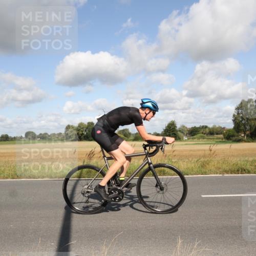 25.08.2024 - Elbe Triathlon Hamburg Fuchs,  Jonas http://msf.ph/oto/6836602 25.08.2024 10:33:11 Radfahren 692, 411, 745, 606 meine-sportfotos.de