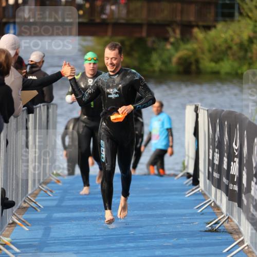25.08.2024 - Elbe Triathlon Hamburg H.Heesch http://msf.ph/oto/6836712 25.08.2024 08:36:13 Schwimmen 43, 45, 46, 54, 72, 88, 98 meine-sportfotos.de