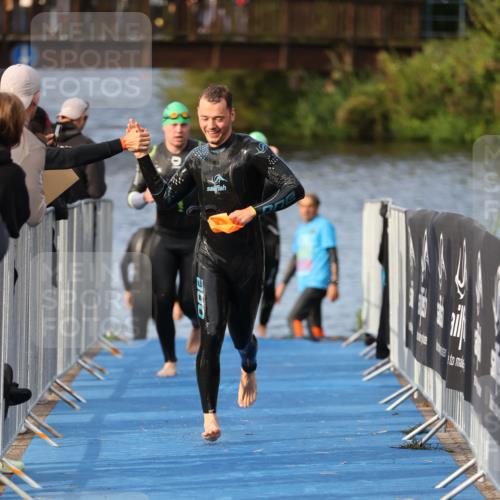 25.08.2024 - Elbe Triathlon Hamburg H.Heesch http://msf.ph/oto/6836715 25.08.2024 08:36:13 Schwimmen 43, 45, 46, 54, 72, 88, 98 meine-sportfotos.de