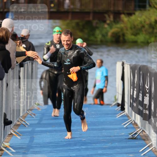 25.08.2024 - Elbe Triathlon Hamburg H.Heesch http://msf.ph/oto/6836732 25.08.2024 08:36:13 Schwimmen 43, 45, 46, 54, 72, 88, 98 meine-sportfotos.de