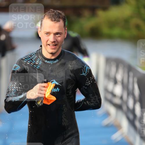 25.08.2024 - Elbe Triathlon Hamburg H.Heesch http://msf.ph/oto/6836809 25.08.2024 08:36:16 Schwimmen 43, 45, 46, 54, 88, 90, 98 meine-sportfotos.de
