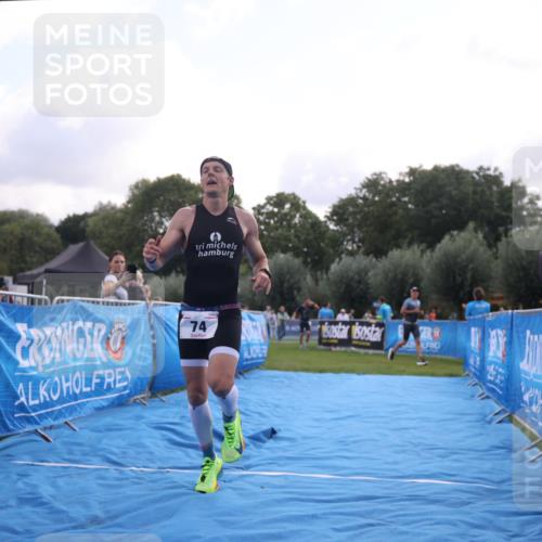 25.08.2024 - Elbe Triathlon Hamburg H.Heesch http://msf.ph/oto/6836838 25.08.2024 10:16:57 Ziel 74 meine-sportfotos.de