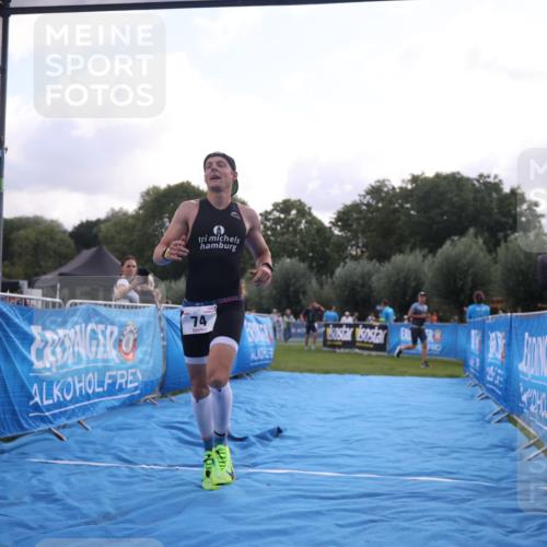 25.08.2024 - Elbe Triathlon Hamburg H.Heesch http://msf.ph/oto/6836843 25.08.2024 10:16:57 Ziel 74 meine-sportfotos.de