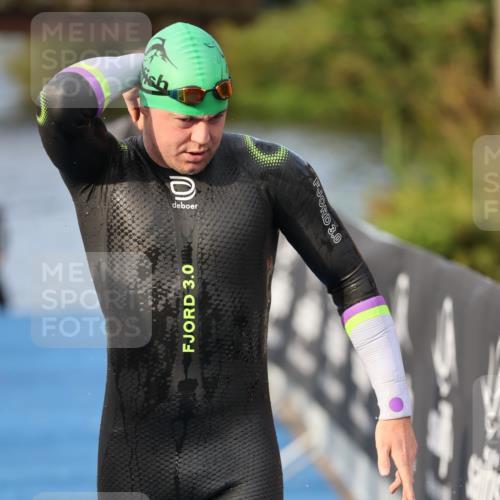 25.08.2024 - Elbe Triathlon Hamburg H.Heesch http://msf.ph/oto/6836866 25.08.2024 08:36:18 Schwimmen 43, 45, 46, 54, 88, 90 meine-sportfotos.de