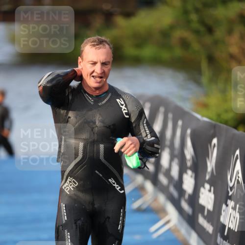 25.08.2024 - Elbe Triathlon Hamburg H.Heesch http://msf.ph/oto/6836879 25.08.2024 08:36:19 Schwimmen 43, 45, 46, 54, 88, 90 meine-sportfotos.de