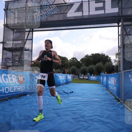 25.08.2024 - Elbe Triathlon Hamburg H.Heesch http://msf.ph/oto/6836896 25.08.2024 10:16:58 Ziel 74 meine-sportfotos.de