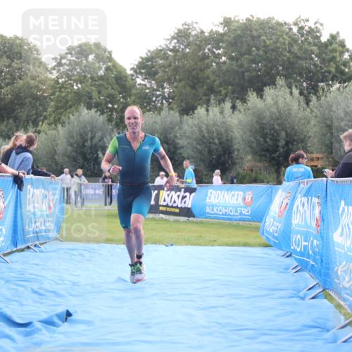 25.08.2024 - Elbe Triathlon Hamburg H.Heesch http://msf.ph/oto/6836917 25.08.2024 10:18:23 Ziel 42 meine-sportfotos.de