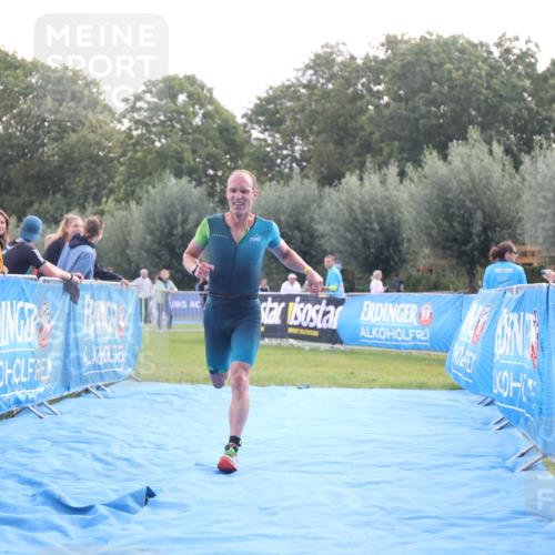 25.08.2024 - Elbe Triathlon Hamburg H.Heesch http://msf.ph/oto/6836935 25.08.2024 10:18:23 Ziel 42 meine-sportfotos.de