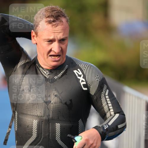 25.08.2024 - Elbe Triathlon Hamburg H.Heesch http://msf.ph/oto/6836967 25.08.2024 08:36:21 Schwimmen 43, 45, 46, 54, 88, 90 meine-sportfotos.de