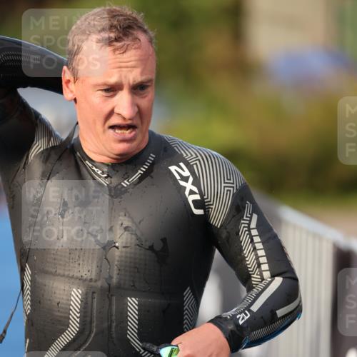 25.08.2024 - Elbe Triathlon Hamburg H.Heesch http://msf.ph/oto/6836971 25.08.2024 08:36:21 Schwimmen 43, 45, 46, 54, 88, 90 meine-sportfotos.de