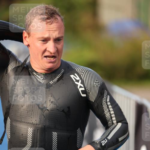 25.08.2024 - Elbe Triathlon Hamburg H.Heesch http://msf.ph/oto/6836976 25.08.2024 08:36:21 Schwimmen 43, 45, 46, 54, 88, 90 meine-sportfotos.de