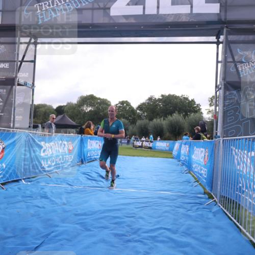 25.08.2024 - Elbe Triathlon Hamburg H.Heesch http://msf.ph/oto/6837002 25.08.2024 10:18:24 Ziel 42 meine-sportfotos.de