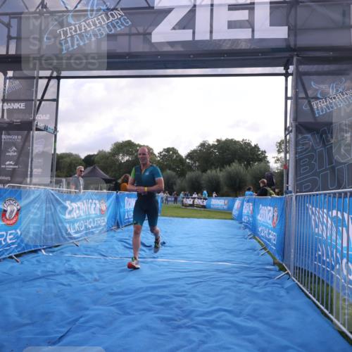 25.08.2024 - Elbe Triathlon Hamburg H.Heesch http://msf.ph/oto/6837014 25.08.2024 10:18:24 Ziel 42 meine-sportfotos.de