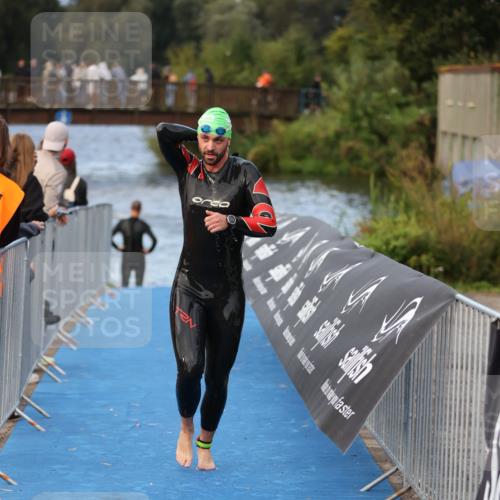 25.08.2024 - Elbe Triathlon Hamburg H.Heesch http://msf.ph/oto/6837074 25.08.2024 08:36:50 Schwimmen 44 meine-sportfotos.de