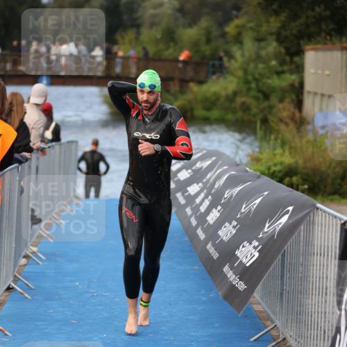 25.08.2024 - Elbe Triathlon Hamburg H.Heesch http://msf.ph/oto/6837080 25.08.2024 08:36:50 Schwimmen 44 meine-sportfotos.de