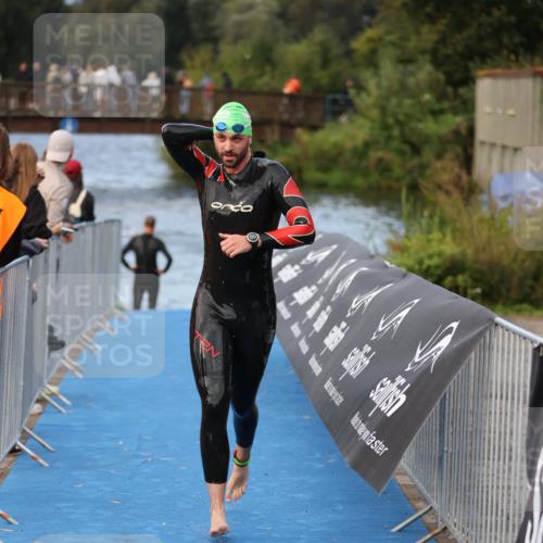 25.08.2024 - Elbe Triathlon Hamburg H.Heesch http://msf.ph/oto/6837091 25.08.2024 08:36:50 Schwimmen 44 meine-sportfotos.de